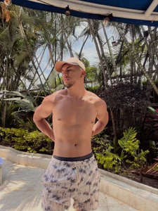 Aaronfox_xのPool and rest dayの 2枚の写真