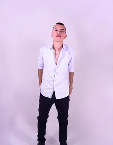 Rowan_Cley 💦 Hard hands or soft lips... I crave both. รูป  3