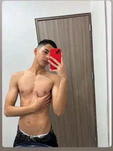 A Little Temptation 😏 de Thristan05  Imagens