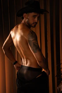 AxelKing1326 COWBOY AXEL টি ছবি