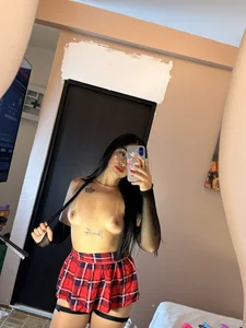 Emily_cute777 I’m very horny Foto 3