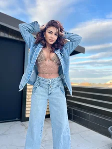 Sexy Jeans Outdoor Fantasy: Big Boobs & Toned Abs, Fit Body Worship, New Model Free Gallery de VioletVIP  5 Imagens