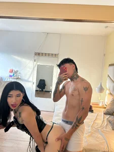 AlisonandNathan It's hot, don't you think? รูป  3