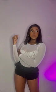 Lola_King Your body is a melody that lights the senses. 🔮💜 Billede