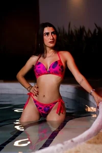 DanielaMedinaa Sexy piece of me in the pool Foto 3