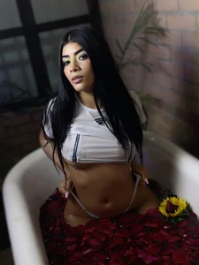 SelenaStonne A bath together? 🫦 Immagine  3