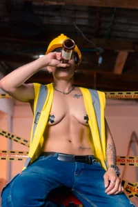 ZoeKrug Contructor sexy 🖤⚒️  5টি ছবি