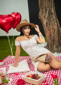 maddy_brookss Today flowers are not given , fantasies are fulfilled, happy Valentine's Day ❤ Foto 5