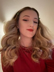luna_berryy red vine🍷❤️ зображення