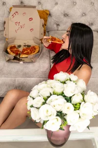 kareena_basu Birthday, pizza and red lips ... do you dare to bite first? 🍕💋🔥 Immagine  5
