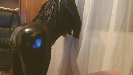 NymphoQueenn latex and lether Pic 4