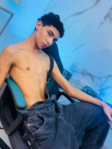 Come warm me up… the show just started. 💋 de ValeriHot_1  4 photos