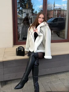 ChloeMarschのPublicの 7枚の写真
