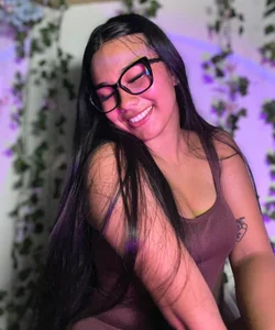 Miss Glasses 👀🩷 de liaa_swan  2 Imagens