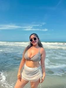 Cloee_Rainbow1 The beach looks great on me 😎🏖🥵💖 Pic