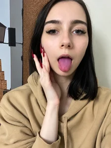LoraLivv Did you miss me? 🖤 Pic