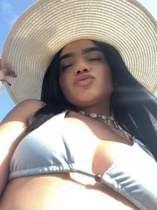 Chloe_Morgans life is better at the beach🏝💦 Foto