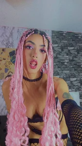 Queen_CuarxxoIf pink suits me? 💗 Bild 4