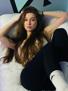 ArielSykes 𝑹𝒆𝒍𝒂𝒙𝒊𝒏𝒈 𝒐𝒏 𝒂 𝒔𝒐𝒇𝒕 𝒄𝒍𝒐𝒖𝒅☁️ Immagine  4