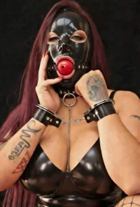 SelfSuck9Iinchs: Public ( 4 фото)