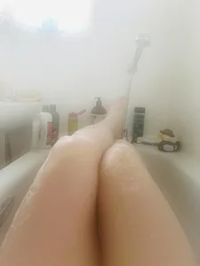 curvy-milf-abbie Public Pic 5