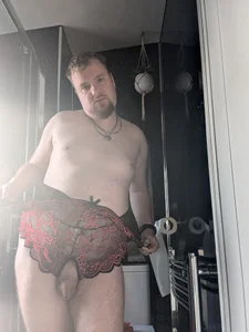 Sissy_roxxi Me in my sexy black and red bodysuit Poză 2