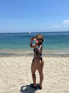 Nathalia_stone_: sweet face and tanned body on the beach🖤 ( 6 фото)