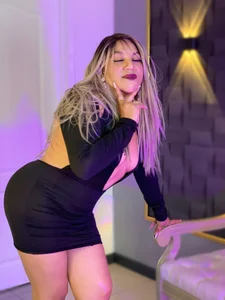 MiaMancini 🐯  3টি ছবি