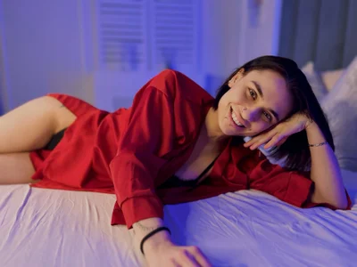 VioletAshLady in red图片 2
