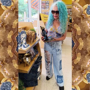 freyadevil333 Downtown in the city, visiting Panamericana: books 📚, history 📖, yoga sculptures 🧘‍♀️, and paste Foto 2