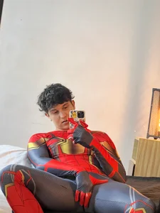 Leo_Savage_ Spiderman টি ছবি