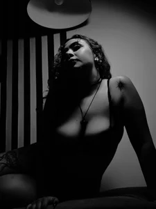 LoiseHarper Black and White - {count, plural, one {תמונה אחת} two {שתי תמונות} many {# תמונות} other {# תמונות}}