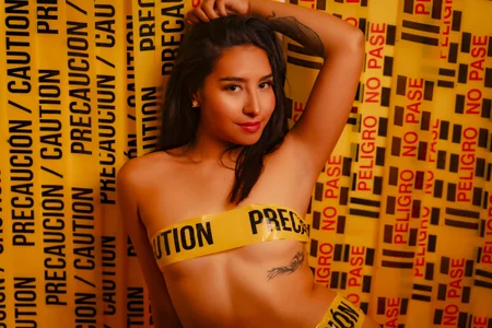 BOOM ABBY CAUTION de AbbyyBrown_  2 Imagens