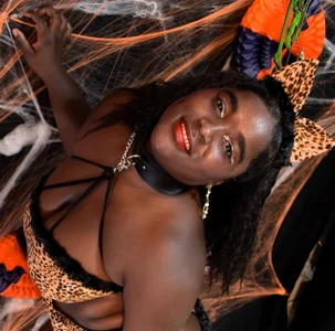 Cat lady od YHENDELYN_STONE  snímek