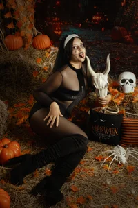 BIANCAROY1 trick or treat? 🙀 H ình 3