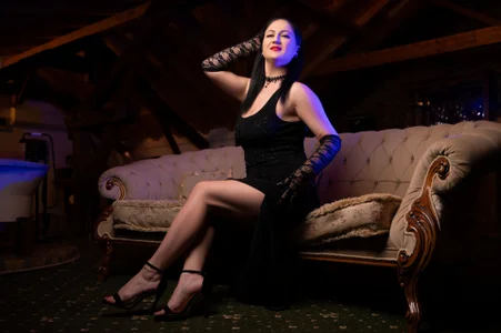 CassidyVelvet Lady Legs Pic