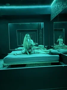 AdelRich Neon temptation 🫦  8টি ছবি