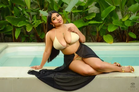 Kendall-Moll "Where the Body Merges with Water, Desire is Born."🌸💦 Pic 4