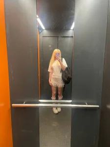 DunkedEssay BlondePoutMirror Gambar 2