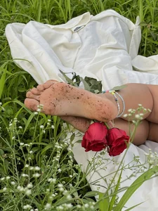 fetish_foot_ take a rose 🌹  🩷 Pic 4