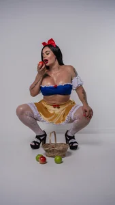emma_madi The apple of desire 🍎 Immagine 
