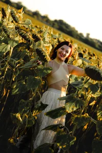 Bonnie_Naughtyy Golden hour and sunflowers are a beautiful combination. 🌻 Pic 9