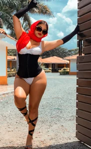 AlynAllen amazing curves Immagine  8