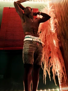 calvin_soussaaの🔥 Temptation is etched in every muscle… do you dare to take a closer look at me?の 3枚の写真