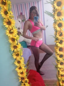 Pink is pretty, it looks pretty on me, don't you think? od Chanelll_Taylorr_  2 snímek