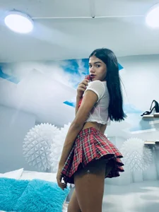 DEMI_LEED schoolgirl Bilde