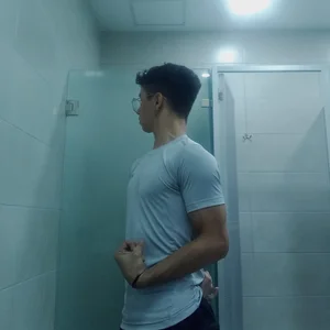 Ian_Castillo_ Come give you a hug 💪🏻 Pic 2