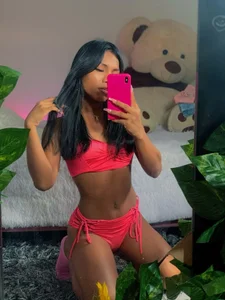 kimberly_Gonzalez1のSexy pink girlの 9枚の写真
