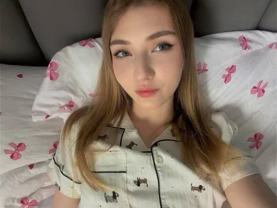 AveryBerkson lying around at home :3 Pic 6