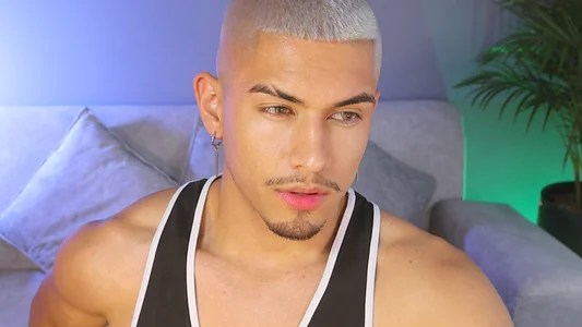 Latino de Aaronfox_x  2 Imagens